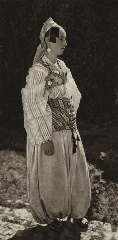Iugoslávia: Prizren, Mulheres em traje nacional (foto p/b) de Kurt Hielscher