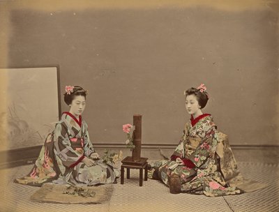 A flor mantém-se viva ao ser colocada na água de Kusakabe Kimbei