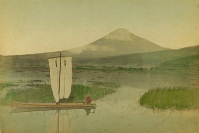 Japão: Monte Fuji-Yama (Fuji Yama) com um veleiro em primeiro plano no Lago Hokome de Kusakabe Kimbei