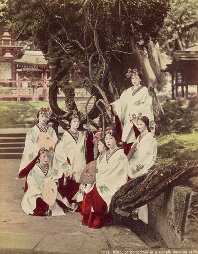 Miko, ou realizando em um templo dançando em Nara, c.1890 de Kusakabe Kimbei