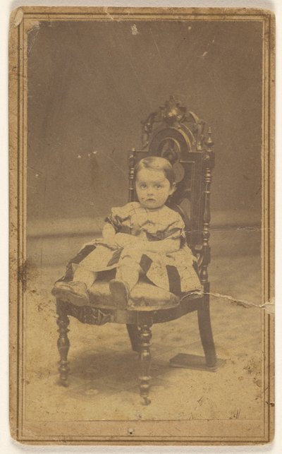 [Rapariga não identificada, sentada] de L. D. Campbell