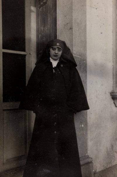 Álbum da Primeira Guerra Mundial em Friuli-Venezia Giulia: retrato da enfermeira da Cruz Vermelha Elena Bianconcini em Villa Brazzà, casa de 17 do Hospital de guerra em Soleschiano Manzano (foto a p/b) de L. Verdiani