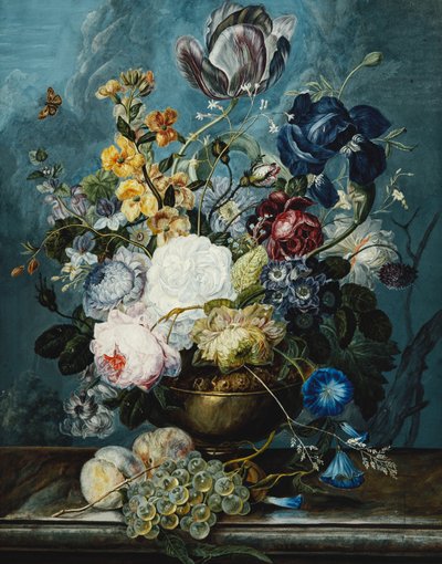 Rosas, uma tulipa, uma íris, dálias, lamium, miosótis, convólvulo, aurícula e delfínios em um vaso com uvas e pêssegos em uma borda de pedra, de Ladislaus Tumal