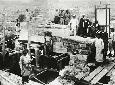 Arthur Evans durante a reconstrução do Palácio Minoan (foto a p/b) de Amadeo (after) Modigliani
