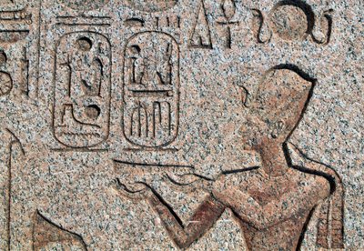 Obelisco com relevos e inscrições de Ramesses II, Grande Templo de Amon, Tanis, Egito, civilização egípcia, Novo Reino, Dinastia XIX de Amadeo (after) Modigliani
