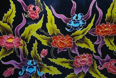 Tecido Sarong decorado com motivos florais, ilha de Moorea, Ilhas da Sociedade, Polinésia Francesa (território ultramarino da República Francesa), detalhe de Amadeo (after) Modigliani
