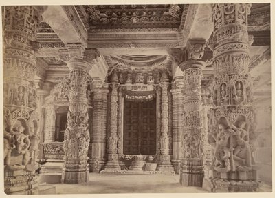 Porta e pilares superiores, Templo de Delwara, Monte Abu de Lala Deen Dayal