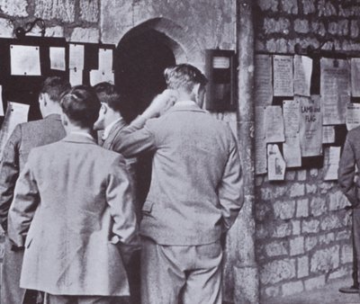 Depois de Hall, olhando para o quadro de avisos da faculdade de Laszlo Moholy Nagy