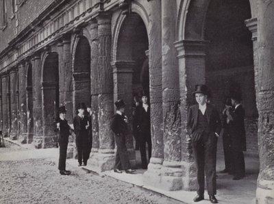 Fora de Chambers, Eton, à espera que os mestres saiam (foto a p/b) de Laszlo Moholy Nagy