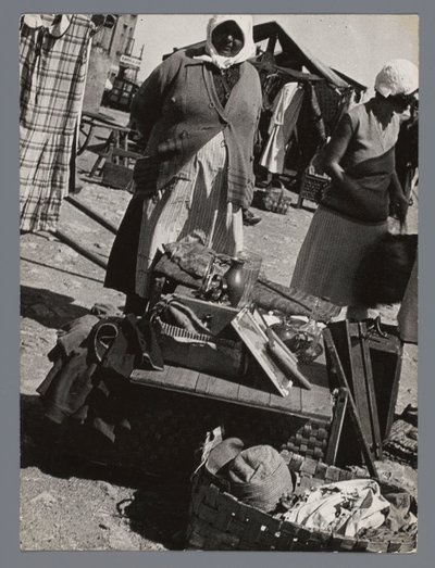 Mercado de pulgas em Turku, Finlândia Marktweiß em Åbo (Turku) Finlândia (título no objeto) de Laszlo Moholy Nagy