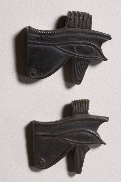 Dois amuletos do olho do wedjat (obsidiana) de Late Period Egyptian