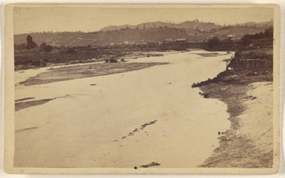 Vista do rio San Lorenzo, a partir da Ponte Pedonal, Santa Cruz. de Lawrence and Houseworth