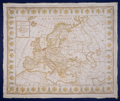 T.143-1938 Fato de amostra com um mapa da Europa cosido por Fanny Le Gay, oferecido a M. le Comte Fourgroy, francês de Le Gay