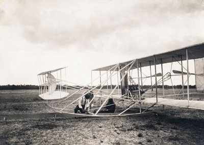 Leon Bollee trabalhando no avião dos irmãos Wright ", c.1909 de Leon Bollee