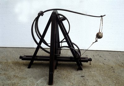 Uma catapulta. Modelo do desenho de Leonardo da Vinci (Leonardo da Vinci). Museu de Ciência e Tecnologia, Milão. de Leonardo da (after) Vinci