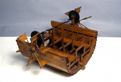 Um barco de propulsão com rodas. Modelo do desenho de Leonardo da Vinci (Leonardo da Vinci). Museu de Ciência e Tecnologia, Milão. de Leonardo da (after) Vinci
