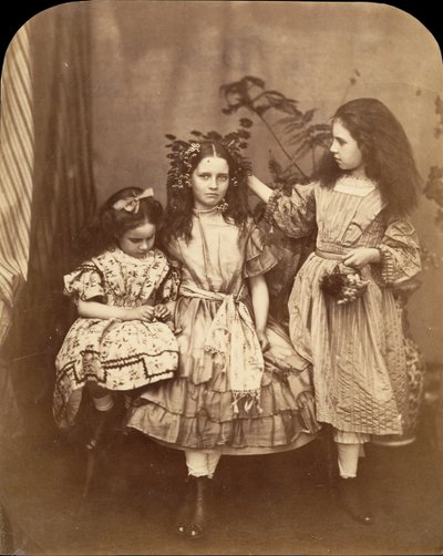 Flora Rankin, Irene MacDonald e Mary Josephine MacDonald em Elm Lodge, julho de 1863. de Lewis Carroll