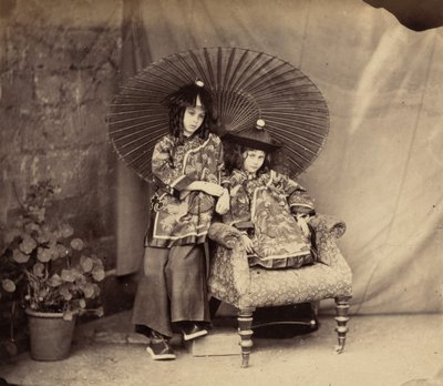 Lorina e Alice Liddell em trajes chineses, 1860. de Lewis Carroll