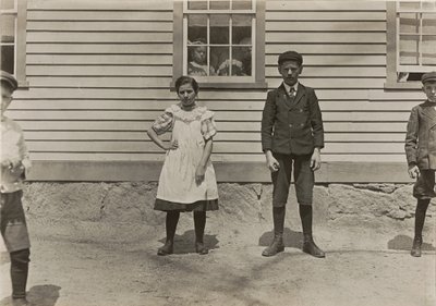 Edward St. Germain e sua irmã Delia, trabalhadores da fábrica, Phoenix, Rhode Island, abril de 1909 de Lewis Hine