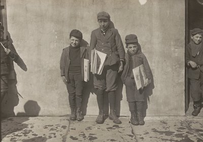 John Pento, 14 anos, Daniel e Angelo Pento, 7 anos, vendendo jornais, Hartford, Connecticut de Lewis Hine