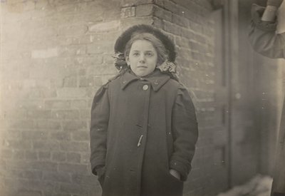 Mery Horn, a hunchback condition aggravated by the heavy load of papers she carried. Hartford, Connecticut, March 1909 de Lewis Hine