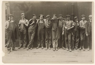 Um grupo de jovens a trabalhar numa fábrica de conservas em Indianápolis, Indiana de Lewis W. Hine