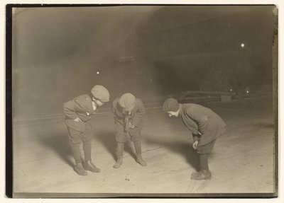 Um jogo de merda à meia-noite. de Lewis W. Hine