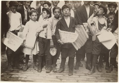 [Multidão de Newsies, incluindo uma rapariga] de Lewis W. Hine