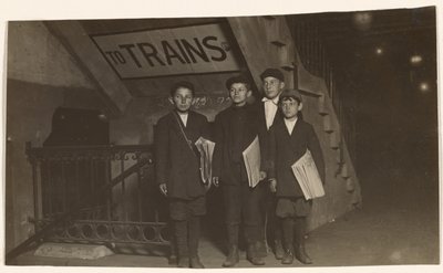 [Quatro Newsies numa entrada do metro, Nova Iorque]. de Lewis W. Hine