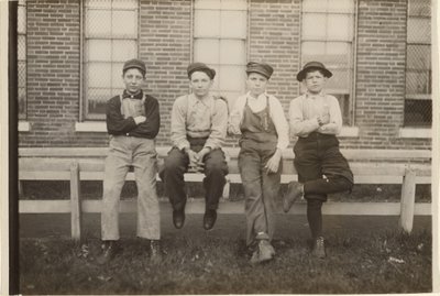 [Grupo de rapazes que trabalham na Fábrica de Calçado Brown, Moberly, Missouri] de Lewis W. Hine