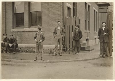 [Grupo de homens e rapazes reunidos no exterior]. de Lewis W. Hine