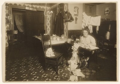 [Trabalho doméstico (Mulher na máquina de costura)] de Lewis W. Hine