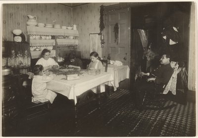 Trabalhadores domésticos - Cracking Nuts, Nova Iorque de Lewis W. Hine