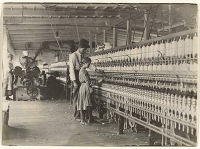 [Homem com rapariga na máquina de fiar, fábrica de algodão da Carolina do Sul] de Lewis W. Hine