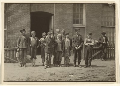 [Trabalhadores do moinho fora do moinho, Massachusetts] de Lewis W. Hine