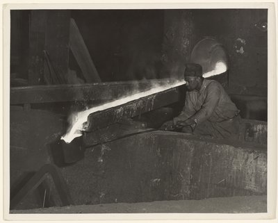 [Ajudante de moldador, Baldwin Locomotive Works, Eddystone, Pennsylvania]. de Lewis W. Hine