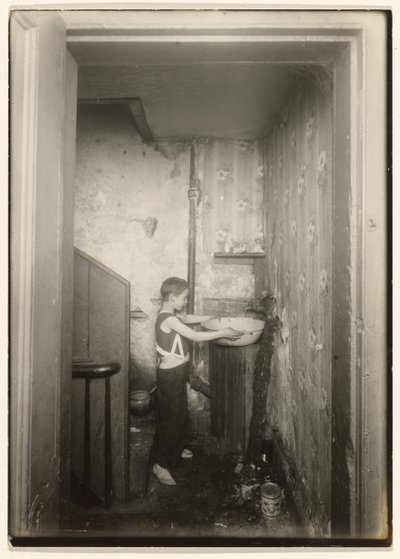 Uma torneira para todo o andar do cortiço, N.Y. de Lewis W. Hine