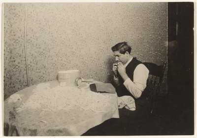Enrolar cigarros em N.Y. Tenement/[Trabalho de casa] de Lewis W. Hine