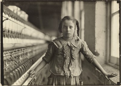 Fiandeira com dez anos de idade na fábrica de algodão da Carolina do Norte de Lewis W. Hine