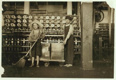 Ronald Webb, dono de 12 anos, e Frank Robinson, de 7 anos, filho de chefe de sala de jogos, que varre e despoja (limpa as bobinas cheias) em Roanoke Cotton Mills, Virgínia, 1911 de Lewis Wickes Hine