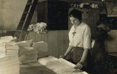 Rapariga de 15 anos a dobrar toalhas na lavandaria Bonanno, Boston, Massachusetts de Lewis Wickes Hine