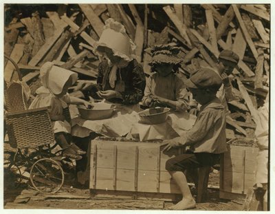 2 anos de idade Cyral descascar morangos de seu carrinho na estação Johnson&39;s Hulling, Seaford, Delaware, às vezes adormecer por alguns minutos, 1910 de Lewis Wickes Hine