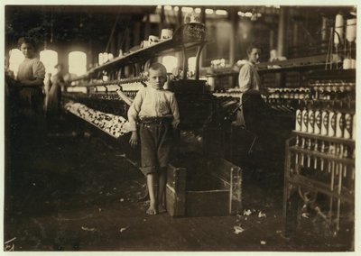 Leo de 8 anos de idade, apenas 4 metros de altura, pega bobinas por 15 centavos por dia em Elk Cotton Mills, Fayetteville, Tennessee, 1910 de Lewis Wickes Hine