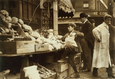 Um rapaz a trabalhar numa banca de produtos alimentares em Boston, Massachusetts de Lewis Wickes Hine