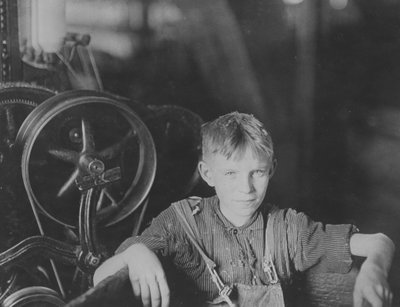 Um jovem spinner polonês na fábrica da Quidwick Co. Anthony, R. eu 1909 de Lewis Wickes Hine