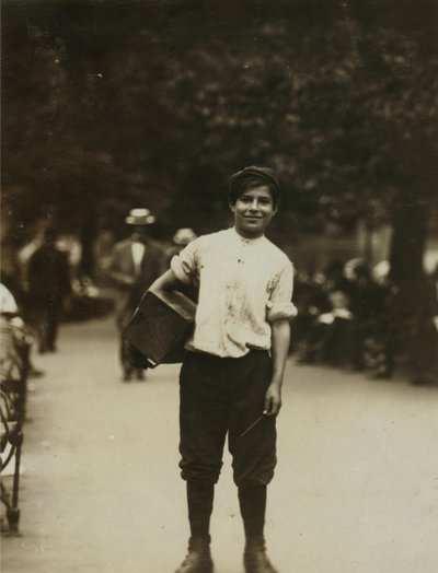Um jovem engraxador a trabalhar em Union Square, Nova Iorque de Lewis Wickes Hine
