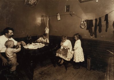 Annie Fedele a fazer croché na cozinha da sua casa de habitação em Sommerville, Massachusetts de Lewis Wickes Hine