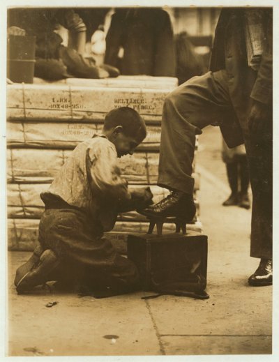 Bootblack no Bowery, Nova Iorque, 1910 de Lewis Wickes Hine
