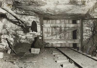 Rapaz à espera que o carvão chegue de Lewis Wickes Hine