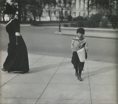 Rapaz com jornal, Washington, D.C. de Lewis Wickes Hine